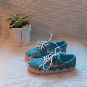 Nike Kids Sneakers in Teal and White Size 3.5